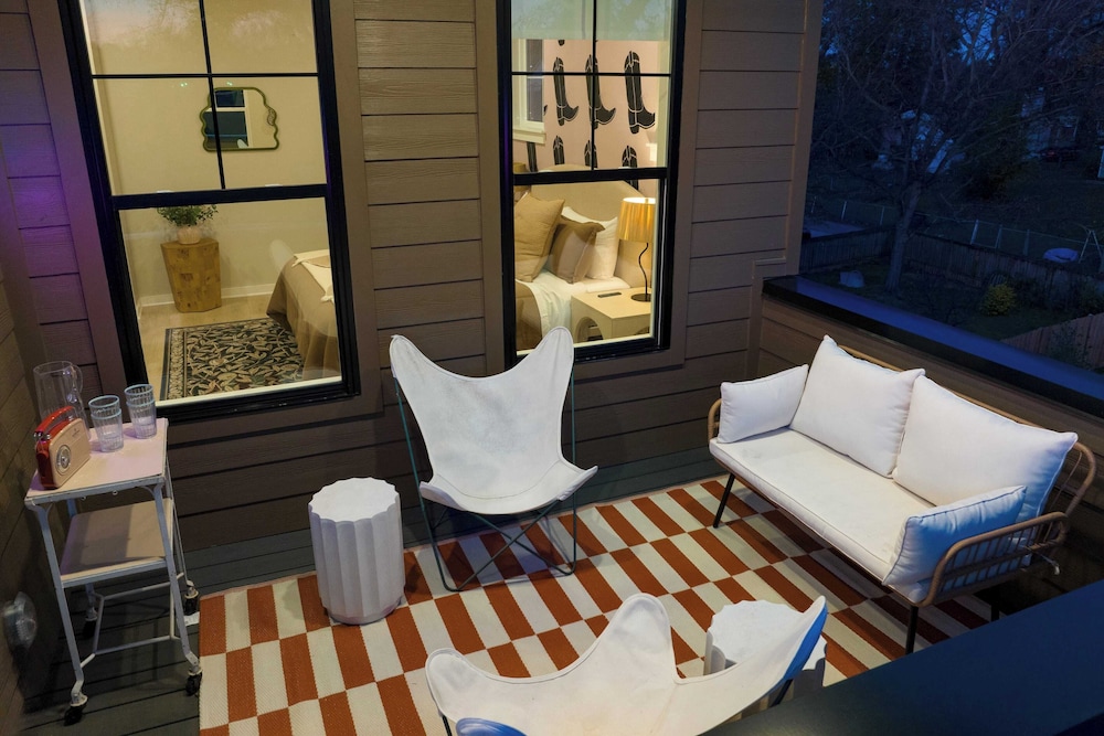 The Stage by Avantstay Chic 4bdr w/ Covered Balcony Modern + Newly Built