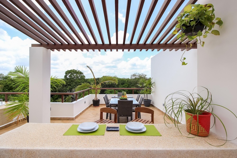 2-story Penthouse w Hot Tub Panoramic Jungle Views Charming Balcony in Bahia Principe