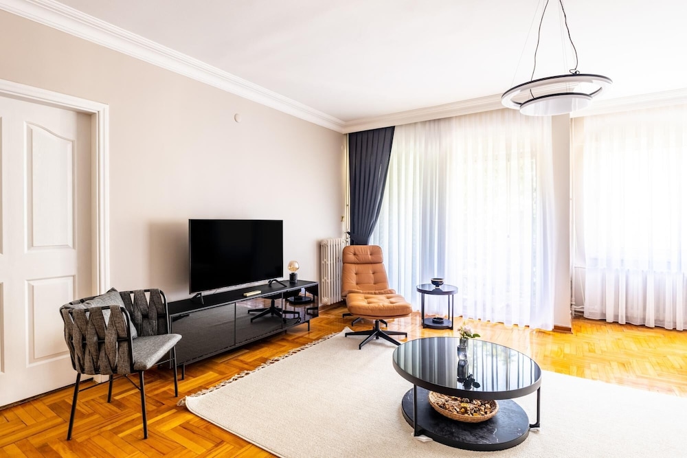 Chic Spacious Flat w Balcony 5 min to Moda Coast