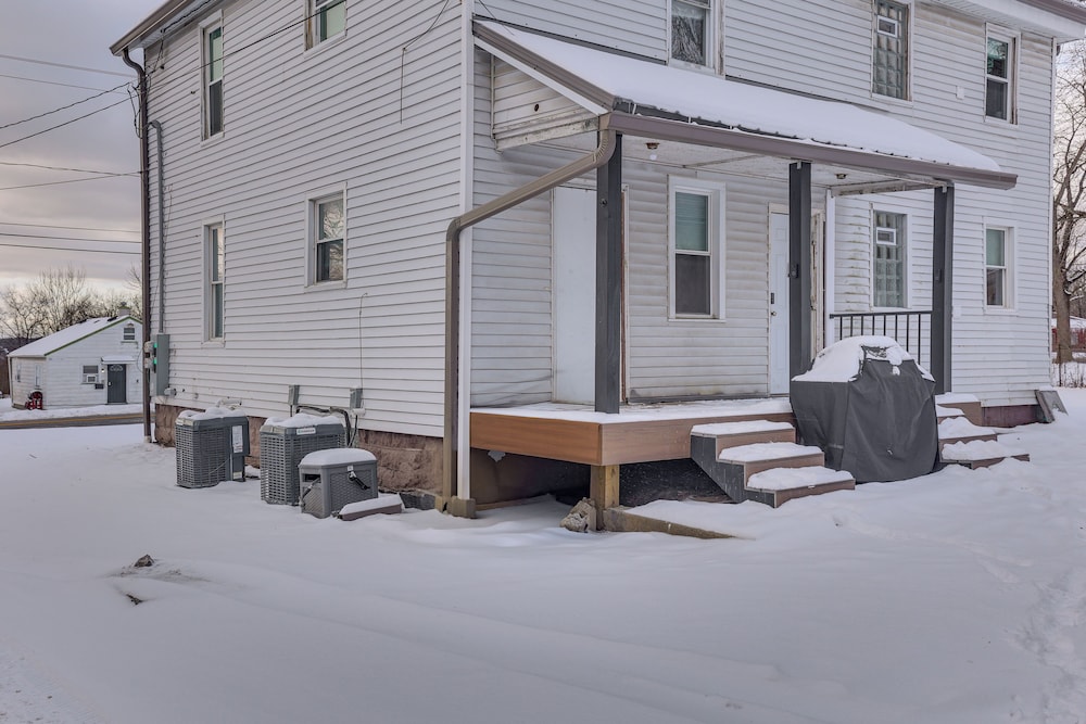 3 Mi to Downtown Youngstown: Updated Apartment