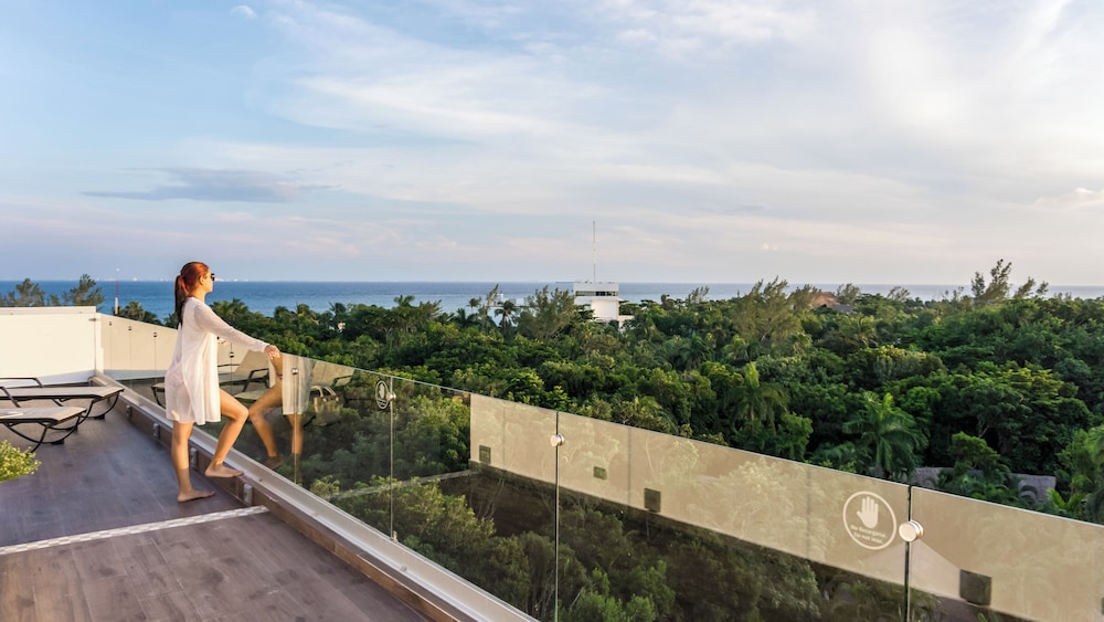 Luxury Studio Rooftop Pool and Jacuzzi