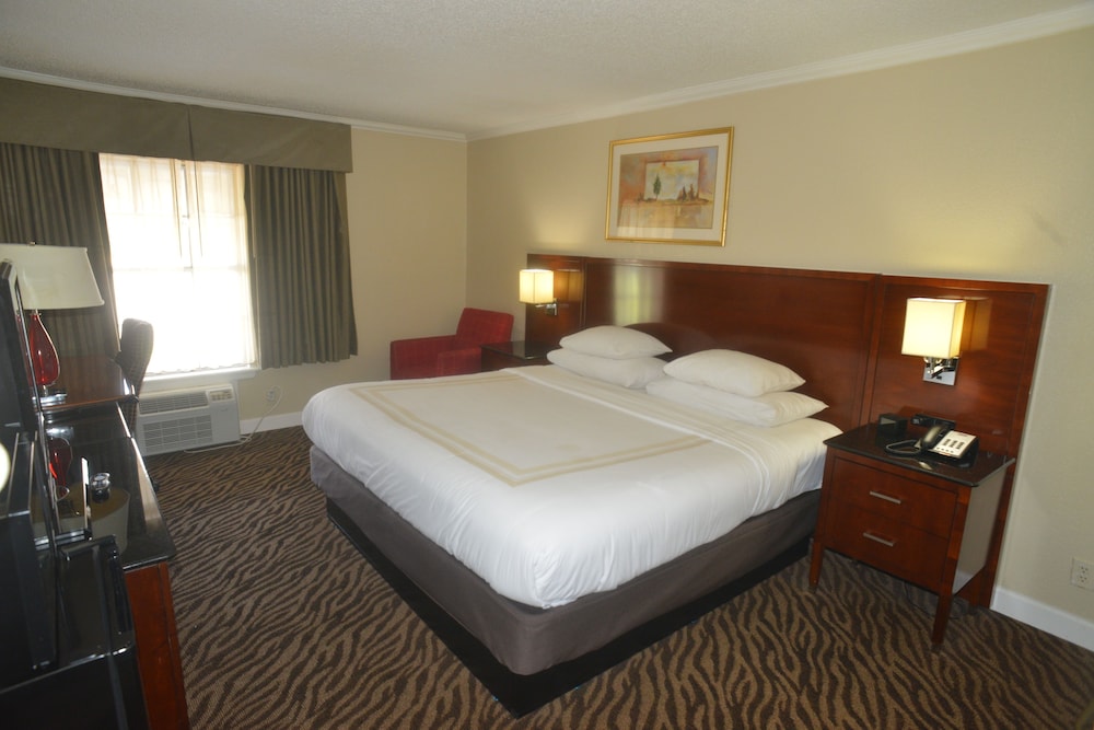 Hometown Inn & Suites
