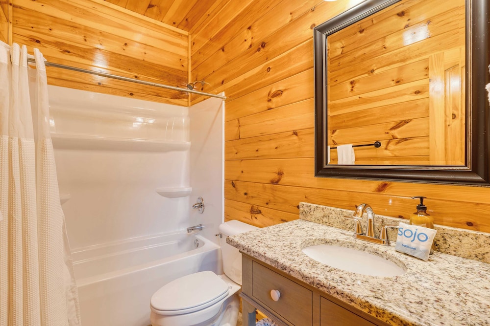 100 Guests Blackthorn: Sister Smokies Homes Luxury Mountain Retreat