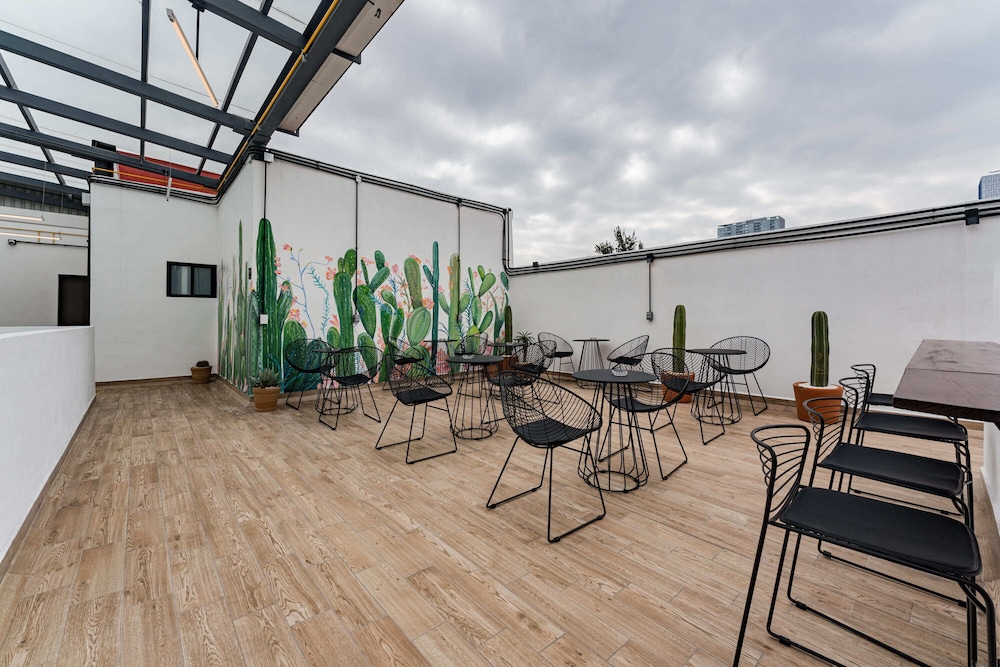 Mariano Escobedo Apartments by VH view 2