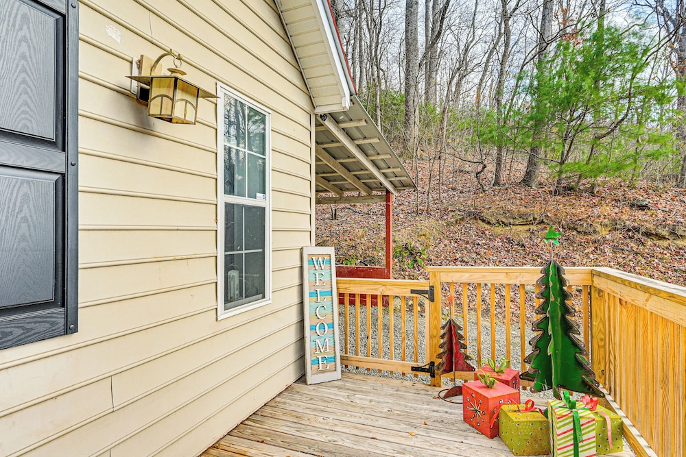 5 Mi to Blue Ridge Parkway: Mountain Cabin in Cana
