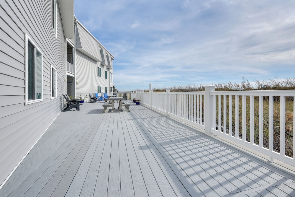 Steps to Beach: NMB Condo w/ Balcony & Pool Access