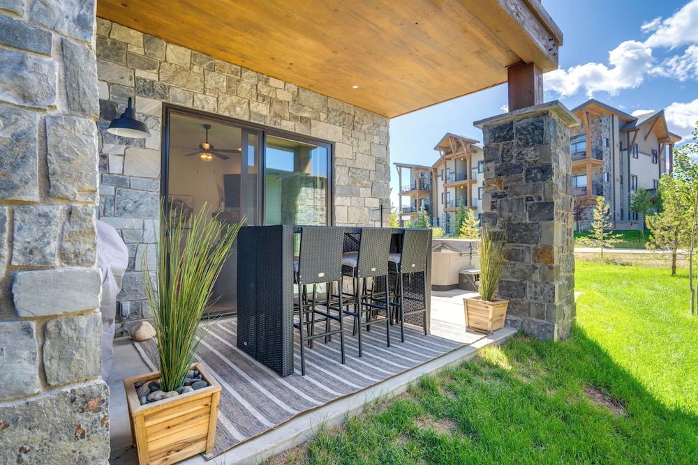 Modern Elk Creek Condo w/ Hot Tub & Heated Floors