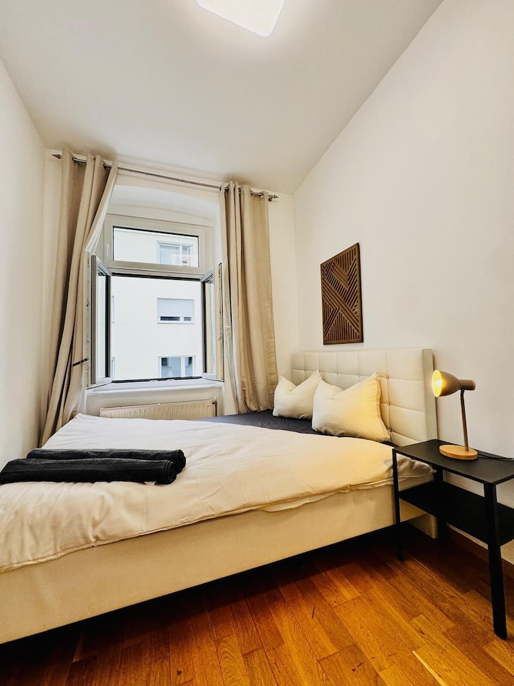 Comfy 4BR 10 Min Transport to Stadthalle