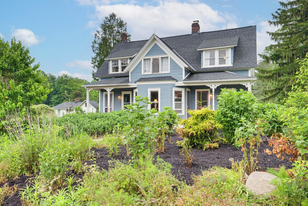 2 Mi to Chardon Square: Spacious Farmhouse