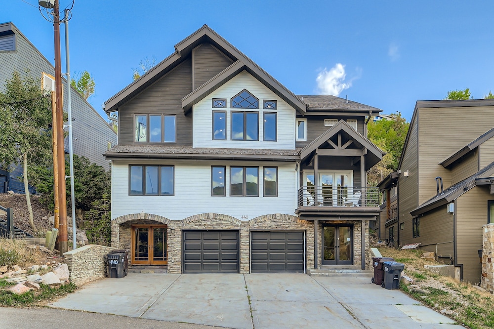 Mountain Luxury In Old Town Spa - Walk To Main 440 3 Bedroom Home