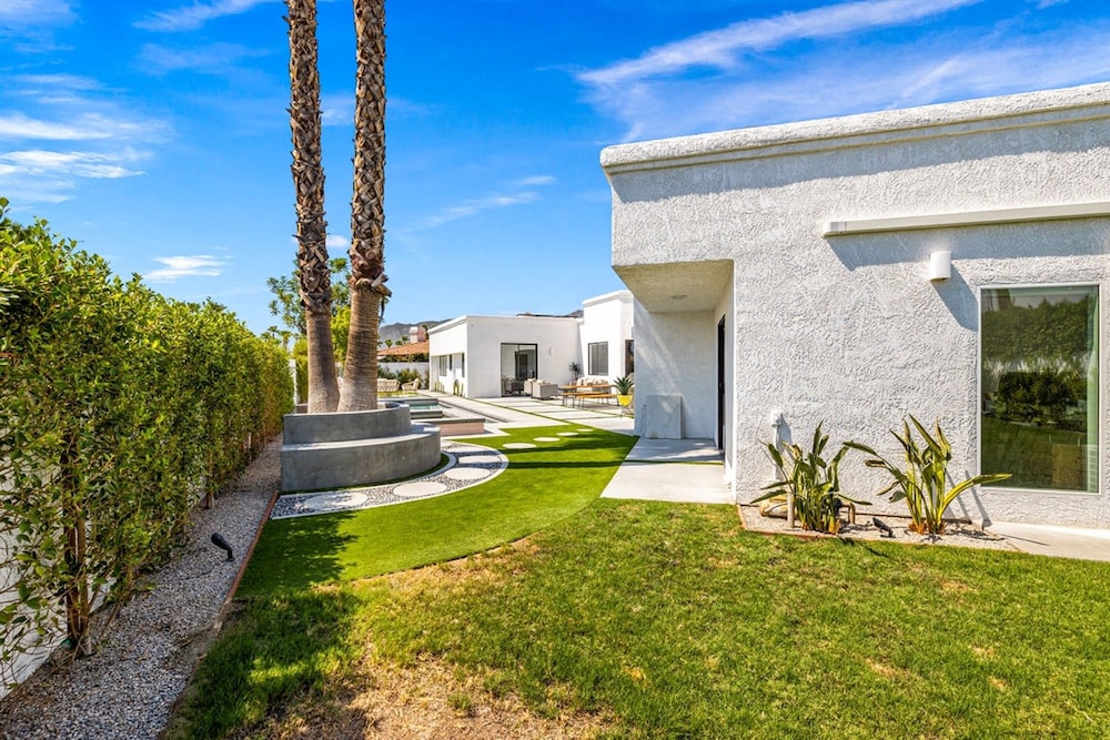 The Lighthouse- Monthly 4 bd 4 bth Pool Spa