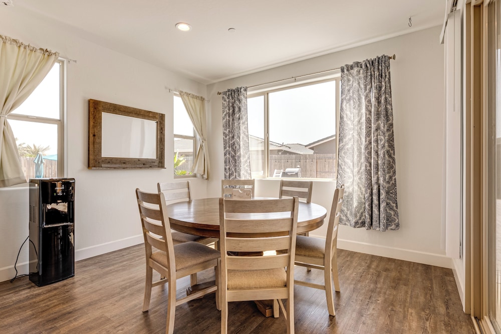1 Mi to Golf! Spacious & Modern Home in Dinuba