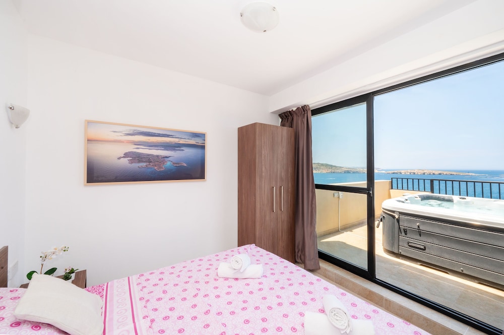 Islet Seafront Penthouse with Hot tub photo 3