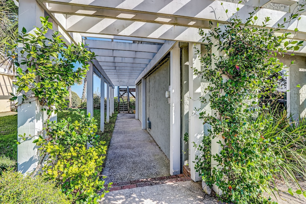South Fletcher Spacious Family Friendly Home by RedAwning