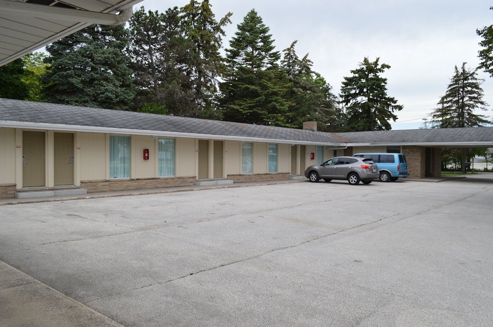 Monnie Lynn Motel