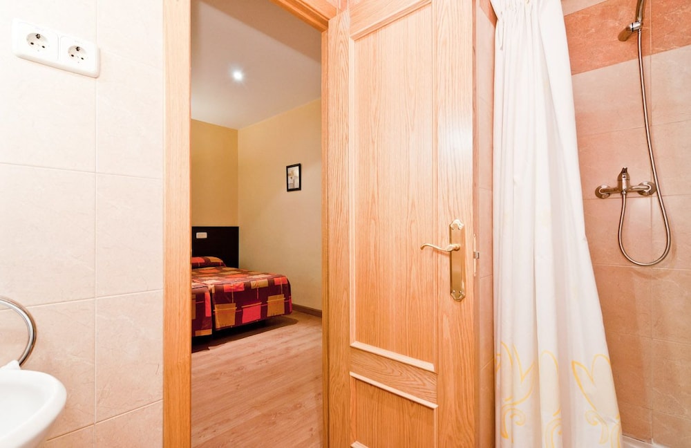 Hostal Las Cortes - Image 5