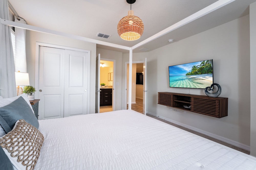 Dazzling New 7BR Villa  Disney Theme Rms