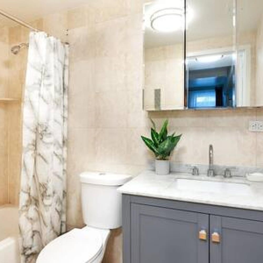 73-208 New 2BR 2bath UWS Doorman Gym