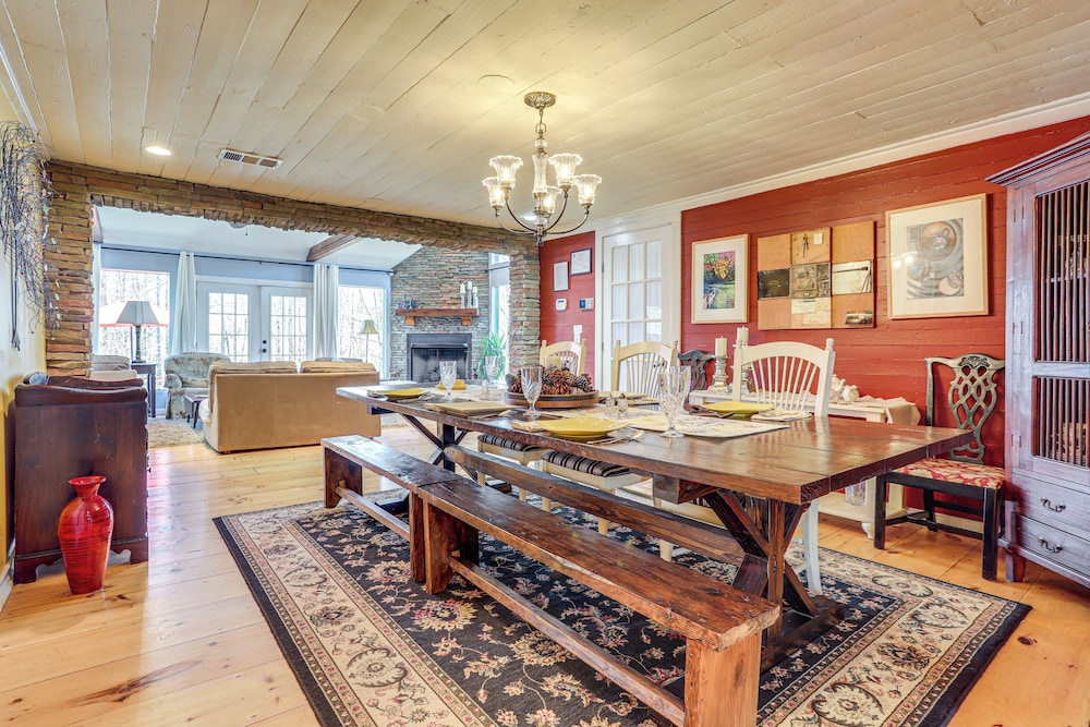 Large Deck: Luxe 6-acre Retreat in Dahlonega!