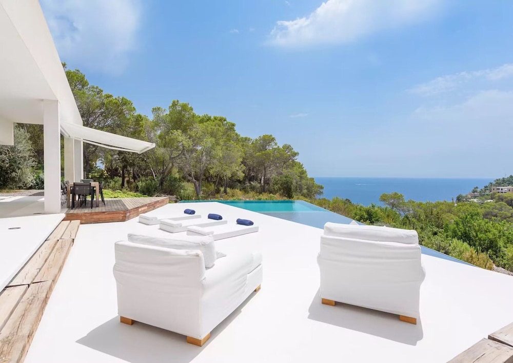 Stylish Villa With Infinity Pool