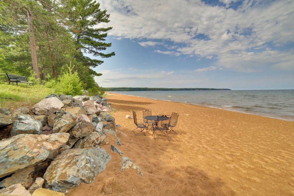 Lakefront Lookout! Private Sand Beach on Superior