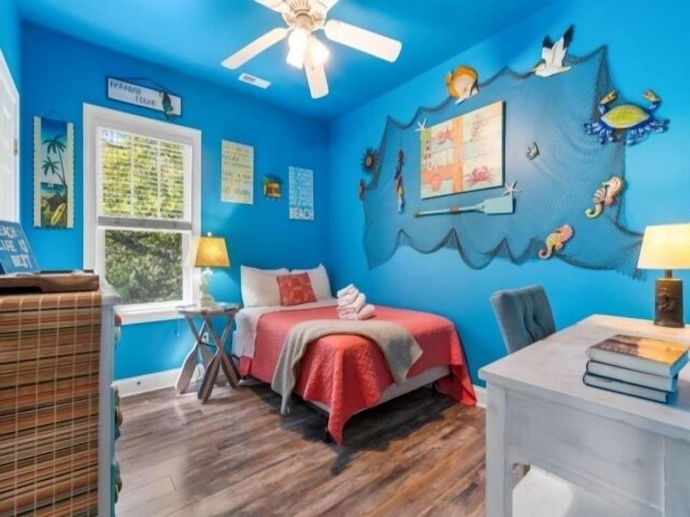 Atlantis Blue - Relaxing Beach Getaway Home Directly Across The Street From Beach Access! 5 Bedroom Home by RedAwning