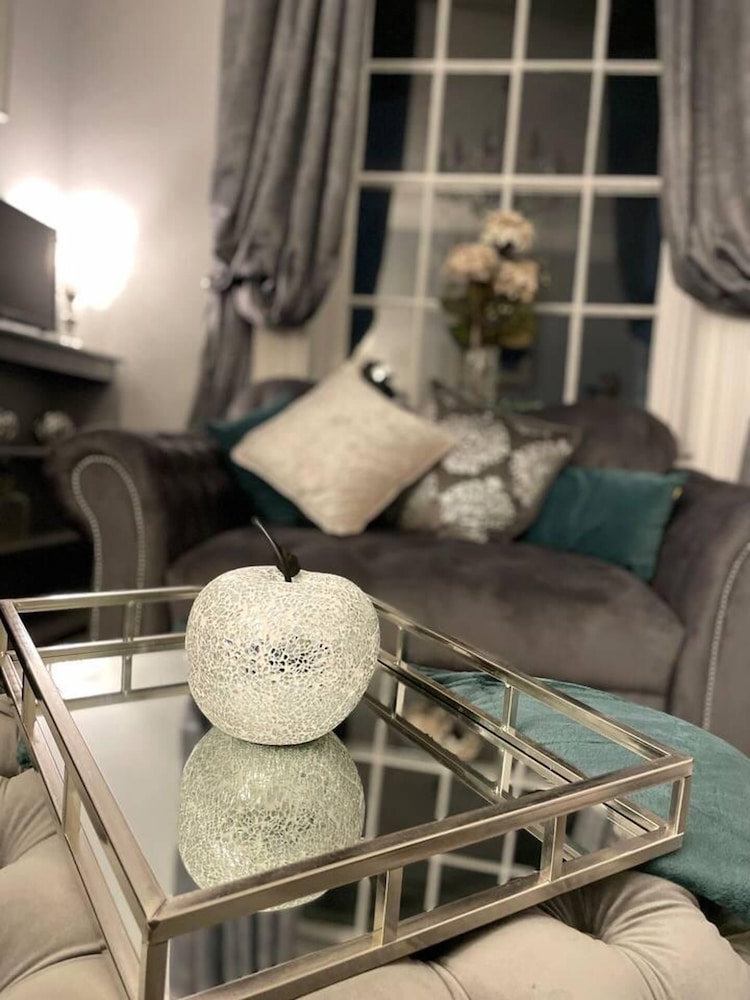 5 Bed House - Sleeps 12 - Pets - Parking view 2