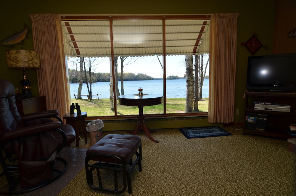 Lakeside Bills Bay Cabin by RedAwning
