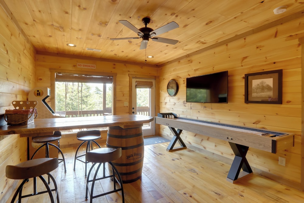 Family Oasis w/ Game Room & 2 Decks in Blue Ridge!
