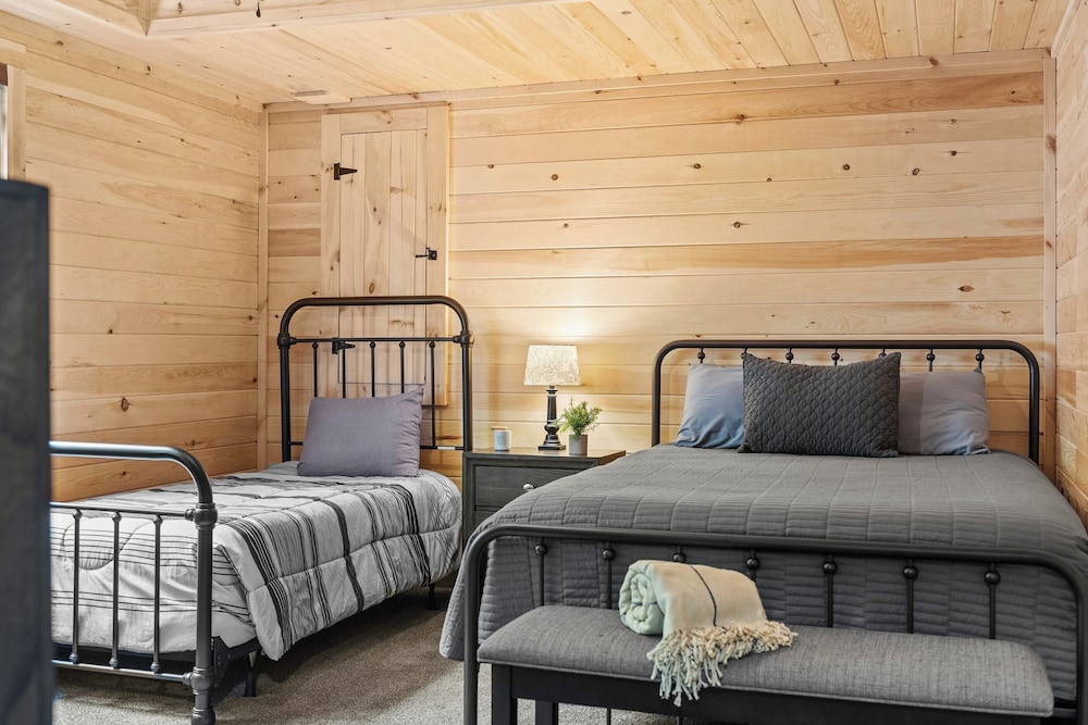 Nittany Cabin by Avantstay Lakefront, View, Firepit