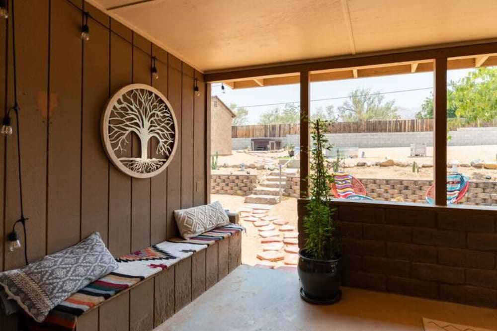 Darling Desert Abode W/hot-tub + Game Room 3 Bedroom Home by RedAwning view 3