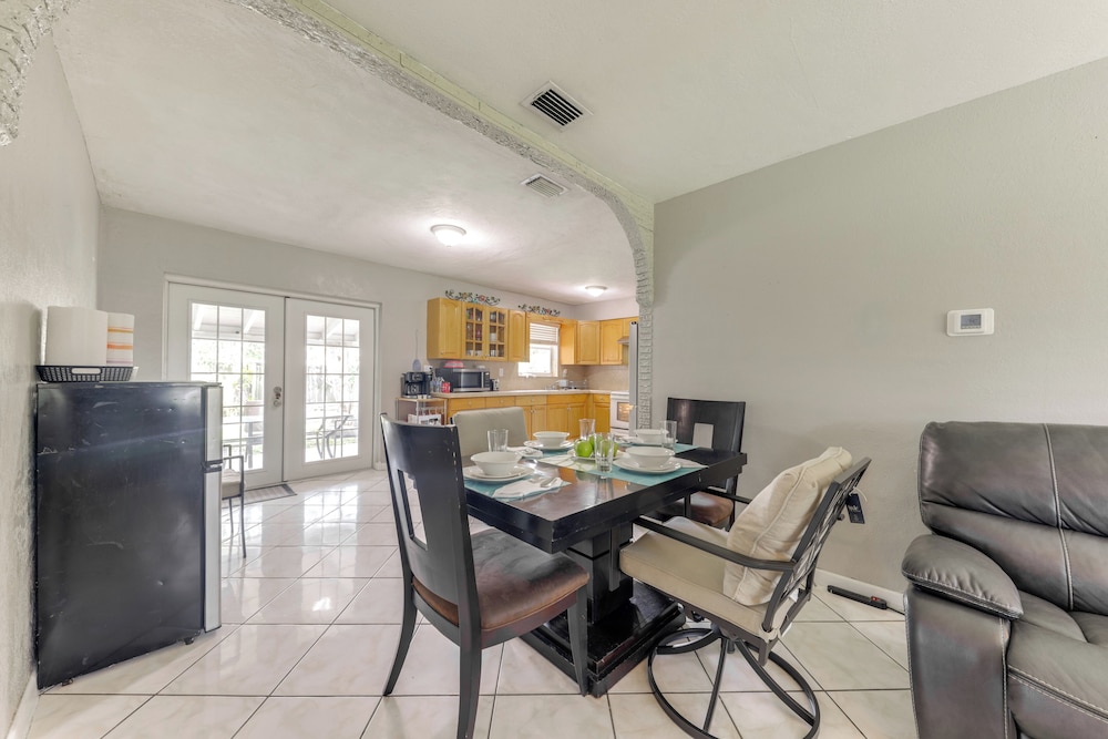 Fenced-in Yard: Home 3 Mi to Hard Rock Stadium!