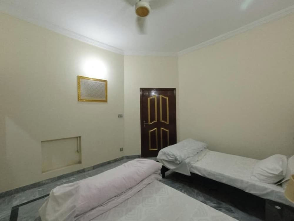 Room-room Cozy Guest Room in Rawalpindi