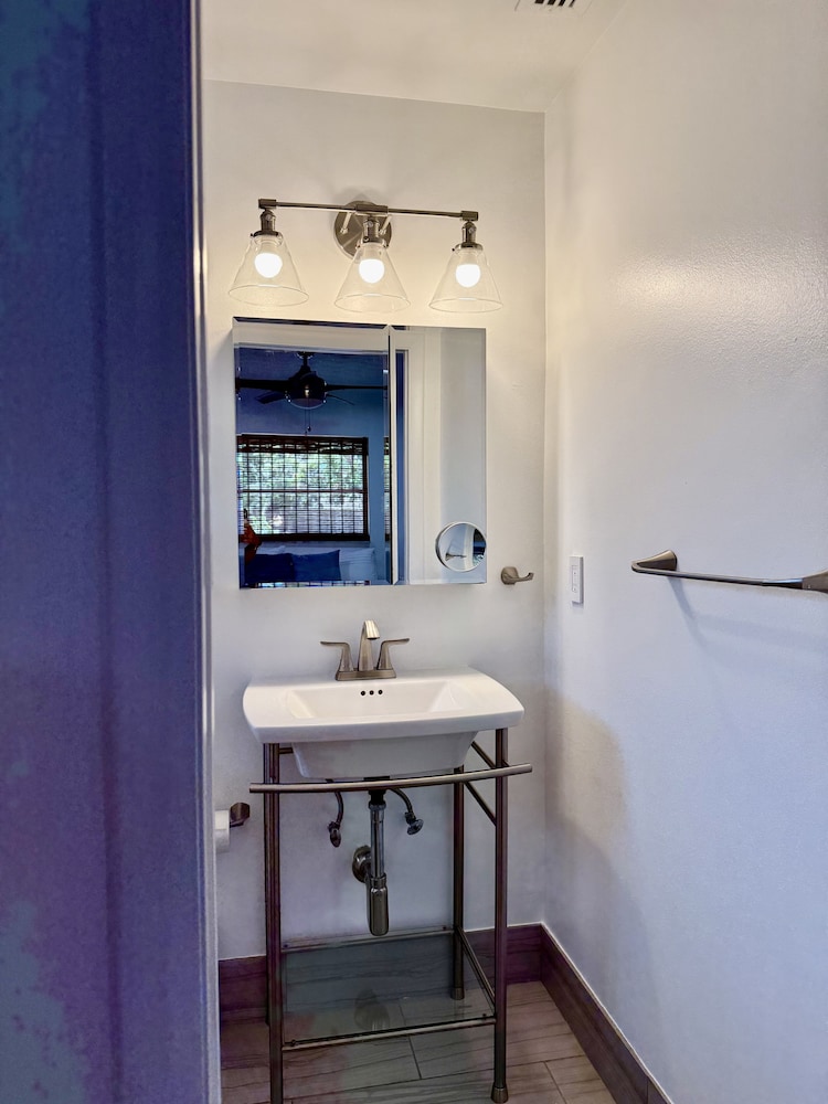 Naples Park Cottage 106th 6 Blocks Off Ocean 2 Bedroom Home