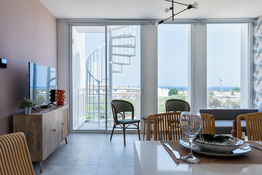 Blu Horizon - Stylish Living with Pool & Balconies in Protaras