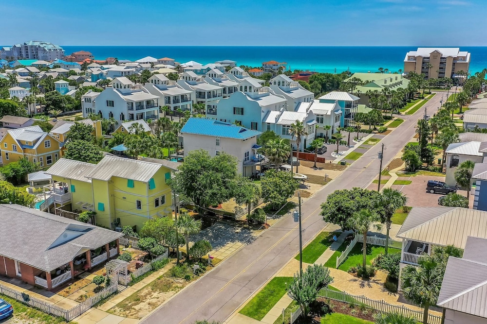Woodward Way Luxe Villa Near Beach w Pool Hot Tub Stocked Chef s Kitchen
