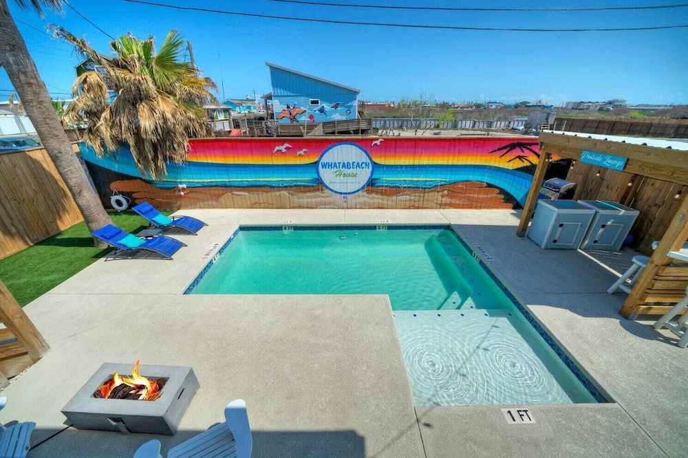 Sleeps 22! 2 Homes Priv Pool, Putting Green, Bar, Deck, Prime Port A Location