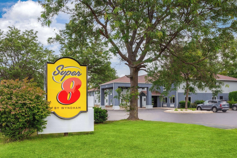 Super 8 by Wyndham McHenry/Fox Lake Area - Property Image 3