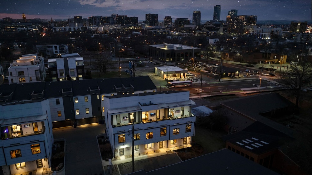 Heart of Gulch - 4 Min to Broadway - Designer Home