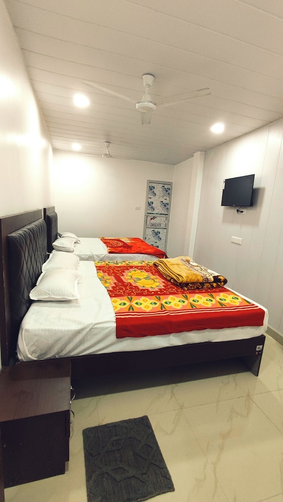 taj plaza paying guest house