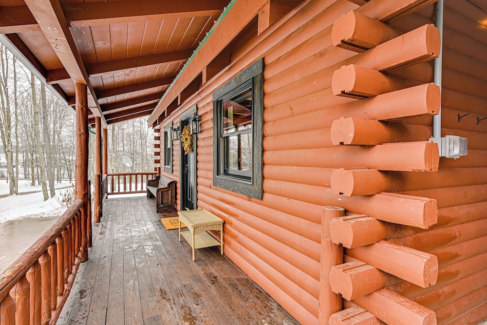 Peaceful Cabin w/ Hot Tub in Dundee: Dogs Welcome