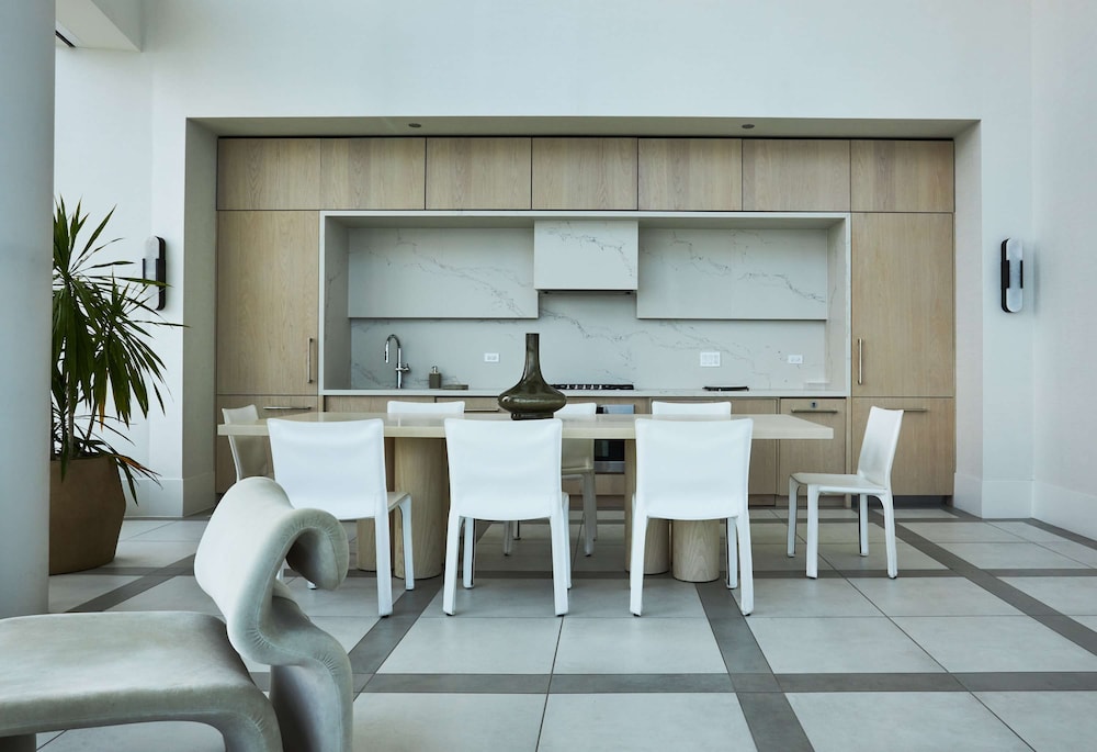 High-rise 65 Fl Apt w Lux Amenities Lake Views