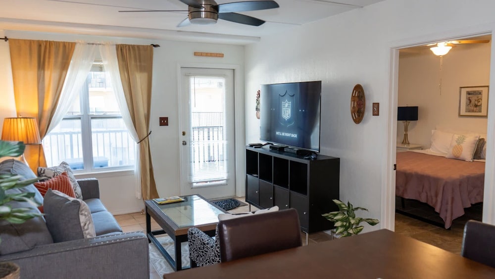 Cozy Family Retreat Steps To Beach Pool / Hot 2 Bedroom Apts