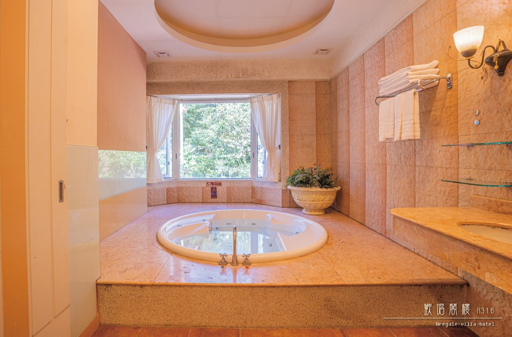 Regale Villa Hotel