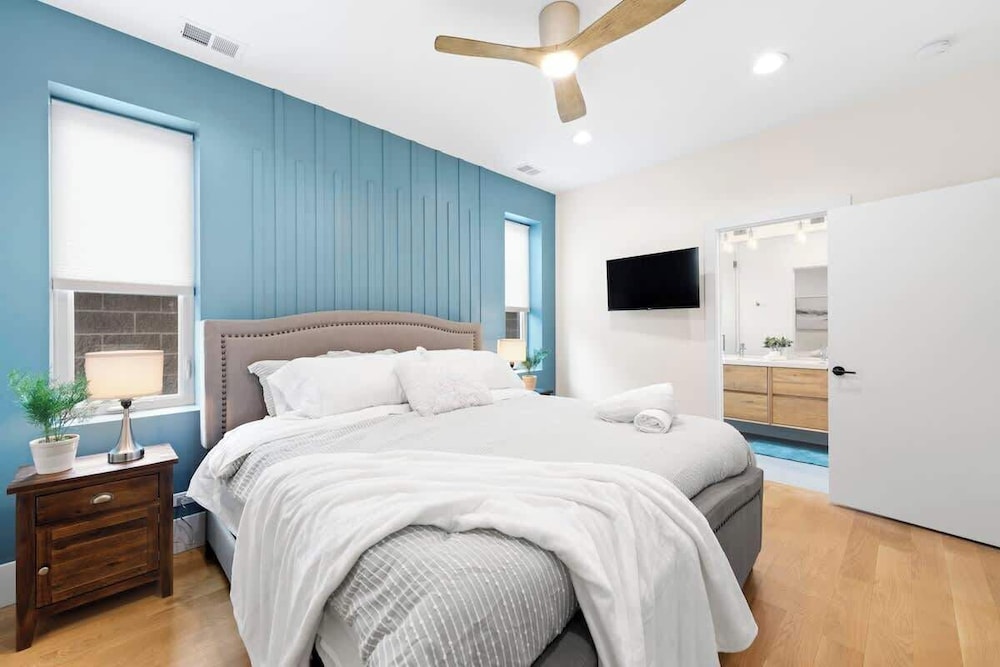 New Bright Condo Sleeping 8 by United Center