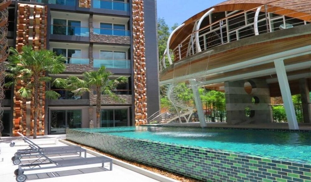 Emerald 215 - Studio With Balcony and Shared Pool