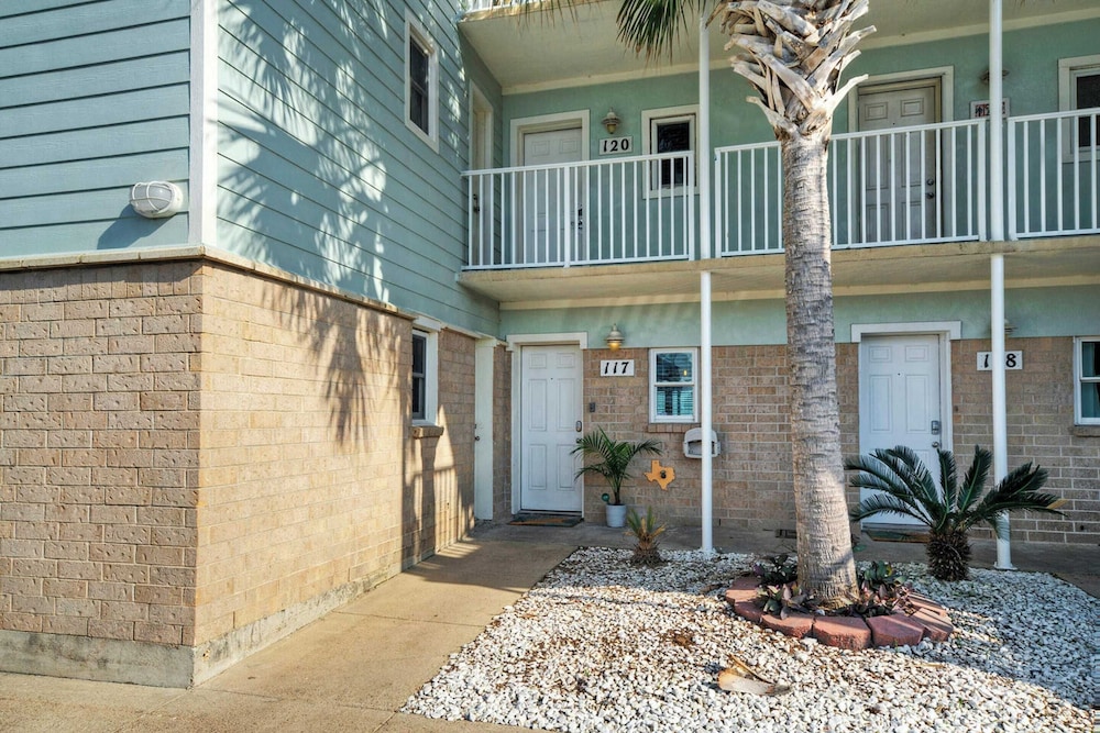 Sleeps 16 2 Beachfront Condos, Pool+pickleball+tennis Island Retreat Complex