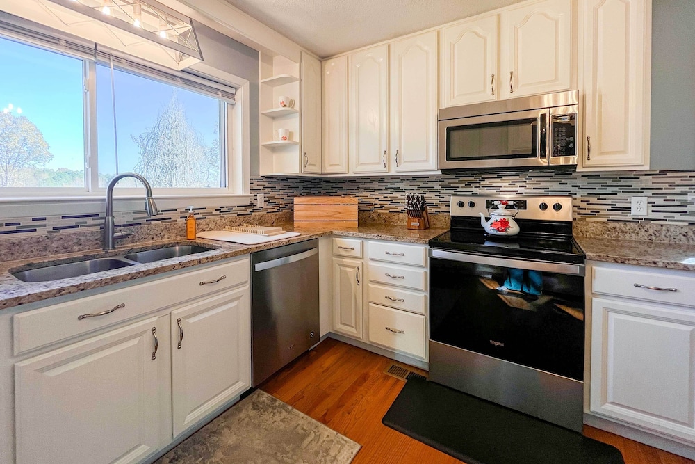 Charming Cottage w/ Hot Tub: 15 Mi to Chattanooga! view 2