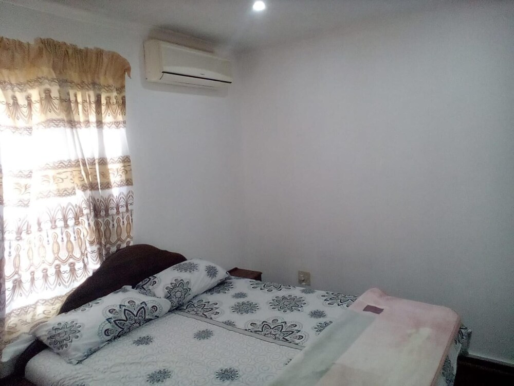 Remarkable 5-bed House in Springs & Nigel