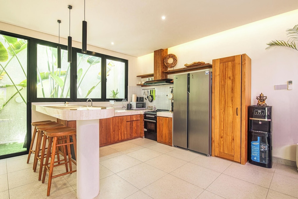 Chic 4-br Villa in Central Seminyak, Beach 5 Mins